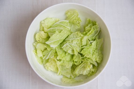 Salad with tofu, mushrooms and Peking cabbage: photo of recipe preparation, step 2