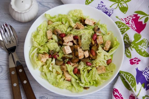 Salad with tofu, mushrooms and Peking cabbage: photo of recipe preparation, step 4