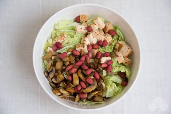 Salad with tofu, mushrooms and Peking cabbage: photo of recipe preparation, step 3