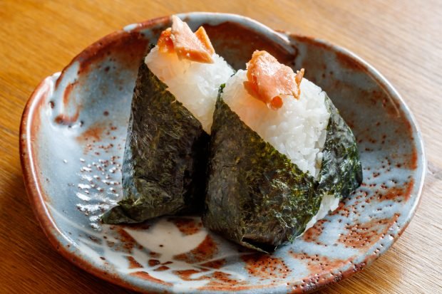 Onigiri from ordinary rice is a simple and delicious recipe, how to cook step by step