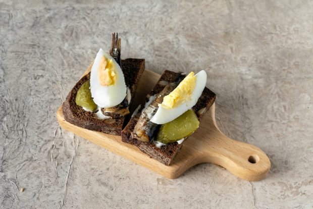 Sandwiches with sprats and pickled cucumber on black bread – a simple and delicious recipe, how to cook step by step