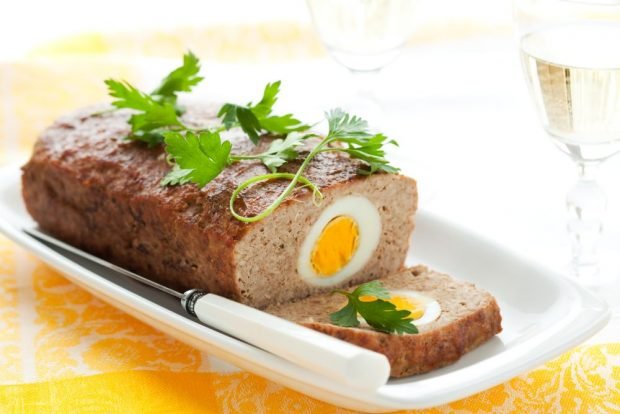 Minced meat roll with egg in the oven