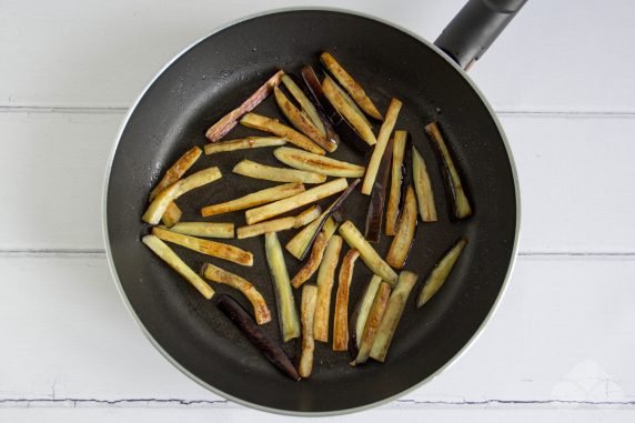 Fried eggplant and Korean carrot salad: photo of recipe preparation, step 3