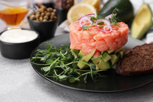 Pink salmon tartare is a simple and delicious recipe, how to cook step by step