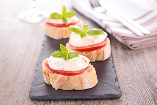 Canapes with mozzarella – a simple and delicious recipe, how to cook step by step