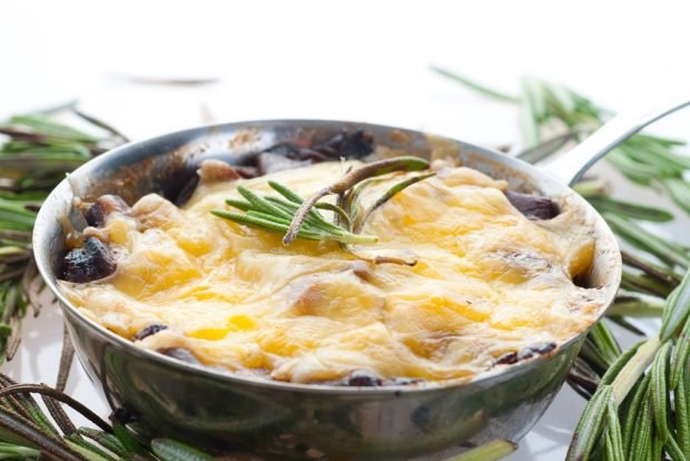 Julienne with chicken, mushrooms and cream in a frying pan is a simple and delicious recipe for cooking step by step