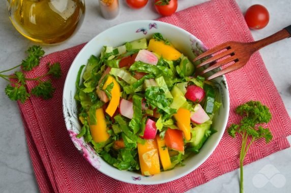 Salad of Peking cabbage and fresh vegetables: photo of recipe preparation, step 6