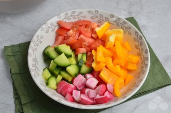 Salad of Peking cabbage and fresh vegetables: photo of recipe preparation, step 2