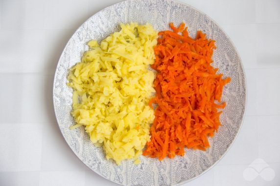 Mimosa puff salad in glasses: photo of recipe preparation, step 2