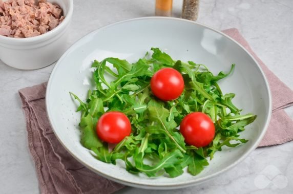 Salad with arugula, olives and tuna: photo of recipe preparation, step 2