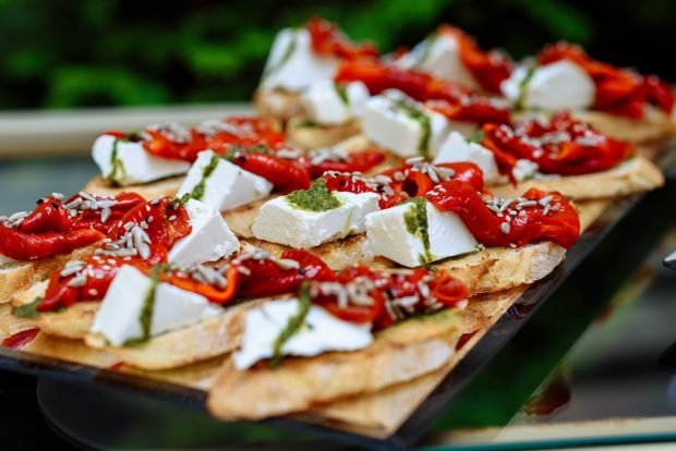 Spicy bruschetta with feta – a simple and delicious recipe, how to cook step by step