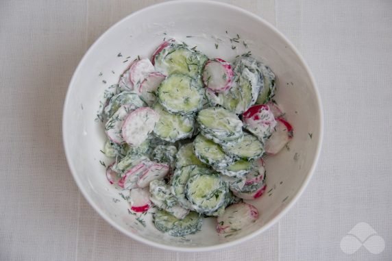 Salad with radishes, cucumbers and cod liver: photo of recipe preparation, step 2