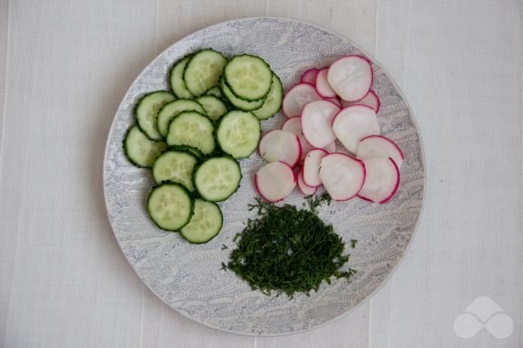 Salad with radishes, cucumbers and cod liver: photo of recipe preparation, step 1