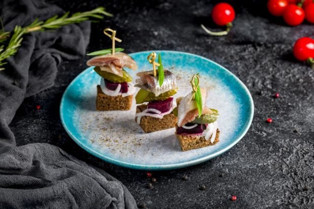 Canapes with herring and black bread – a simple and delicious recipe, how to cook step by step