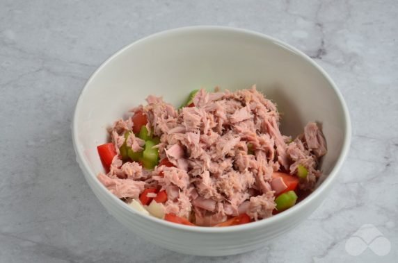 Cocktail salad with tuna and tomatoes: photo of recipe preparation, step 2