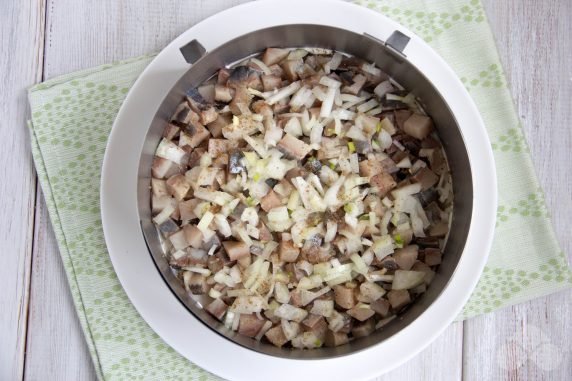 Herring under a fur coat with sour cream dressing: photo of recipe preparation, step 3