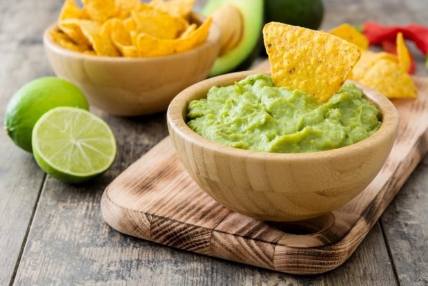 Classic guacamole with avocado and garlic is a simple and delicious recipe, how to cook step by step