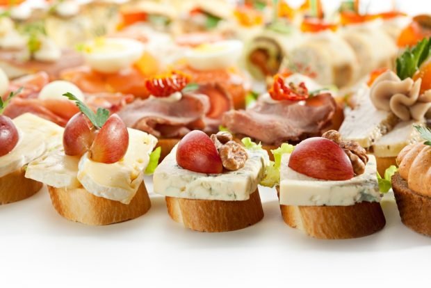 Canapes with grapes and blue cheese – a simple and delicious recipe, how to cook step by step