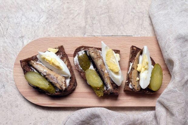 Sandwiches with sprats and egg are a simple and delicious recipe how to cook step by step