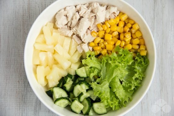 Meat salad with pineapples, corn and cucumbers: photo of recipe preparation, step 4