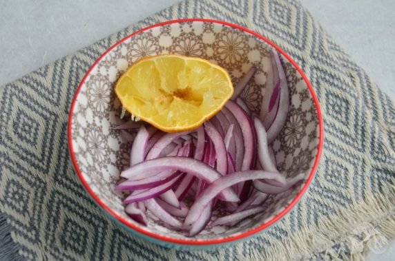 Fresh salad with red fish, onion and capers: photo of recipe preparation, step 2