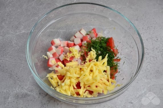 Crab salad with grated cheese : photo of recipe preparation, step 2