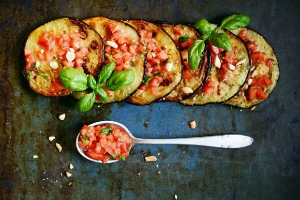 Eggplant with tomato salsa is a simple and delicious recipe, how to cook step by step