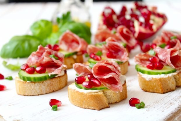 Canapé with salami and pomegranate is a simple and delicious recipe, how to cook step by step