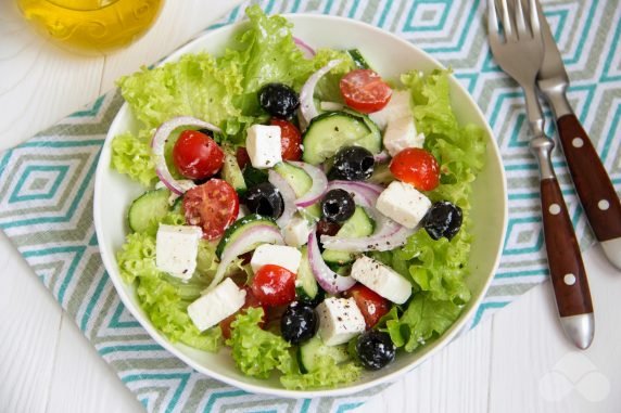 Greek salad with cheese, olives and iceberg lettuce: photo of recipe preparation, step 4