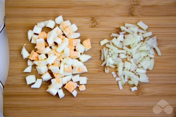 Salad with tuna, eggs and seaweed: photo of recipe preparation, step 2