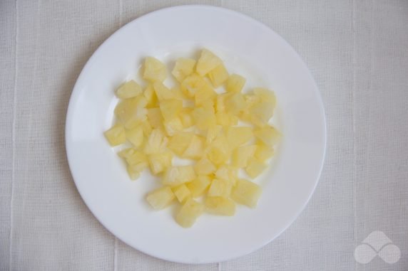 Fruit salad with pineapple, tangerines and marshmallows: photo of recipe preparation, step 3