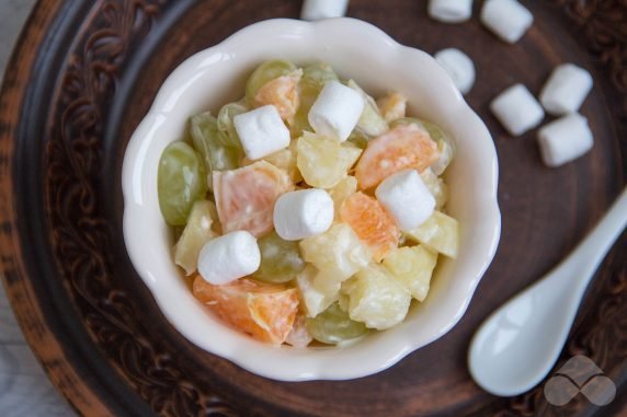 Fruit salad with pineapple, tangerines and marshmallows: photo of recipe preparation, step 5