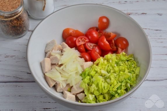 Salad with chicken meat, Peking cabbage, tomatoes and cranberries: photo of recipe preparation, step 1