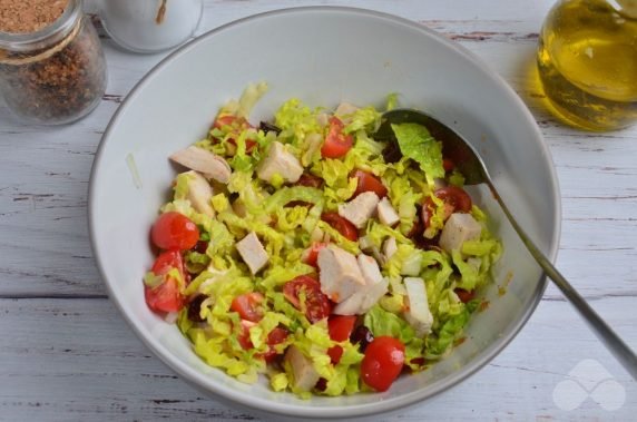 Salad with chicken meat, Peking cabbage, tomatoes and cranberries: photo of recipe preparation, step 3