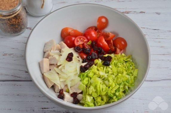 Salad with chicken meat, Peking cabbage, tomatoes and cranberries: photo of recipe preparation, step 2