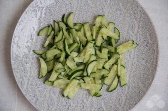 Salad of Peking cabbage, cucumbers and peas: photo of recipe preparation, step 2