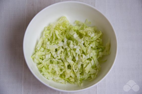 Salad of Peking cabbage, cucumbers and peas: photo of recipe preparation, step 4