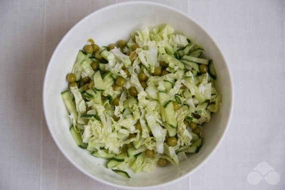 Salad of Peking cabbage, cucumbers and peas: photo of recipe preparation, step 5