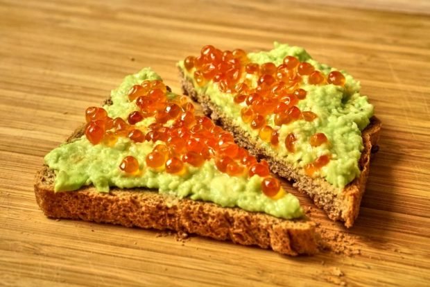 Sandwiches with red caviar and avocado – a simple and delicious recipe, how to cook step by step