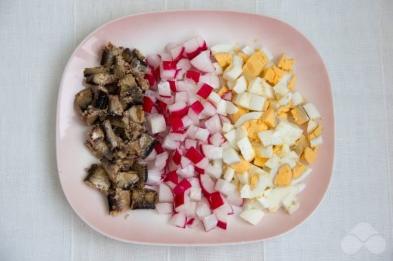 Salad with sprats and radishes: photo of recipe preparation, step 1