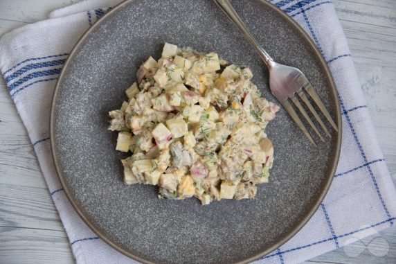 Salad with sprats and radishes: photo of recipe preparation, step 5