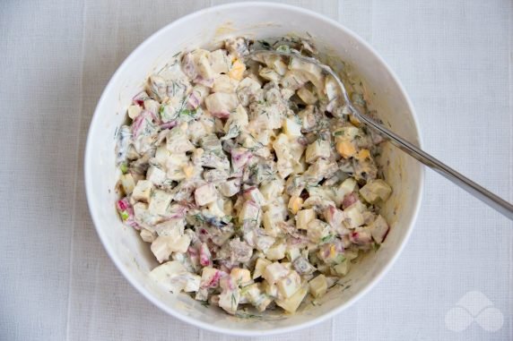 Salad with sprats and radishes: photo of recipe preparation, step 4