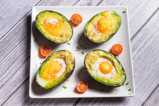 Avocado with egg in the oven is a simple and delicious recipe, how to cook step by step