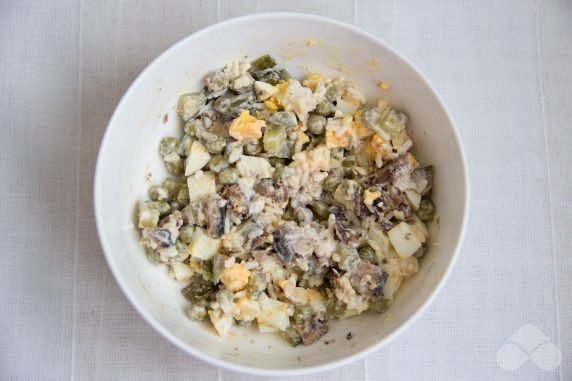 Salad with sprats, rice and green peas: photo of recipe preparation, step 3