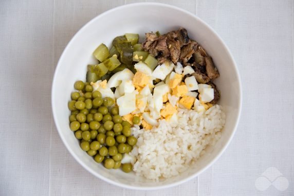 Salad with sprats, rice and green peas: photo of recipe preparation, step 2