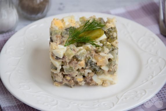 Salad with sprats, rice and green peas: photo of recipe preparation, step 4