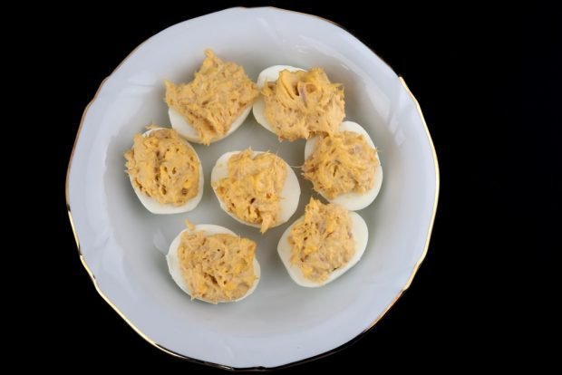 Stuffed eggs with canned fish – a simple and delicious recipe for cooking step by step