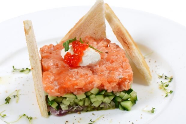 Salmon tartare with cucumber is a simple and delicious recipe, how to cook step by step