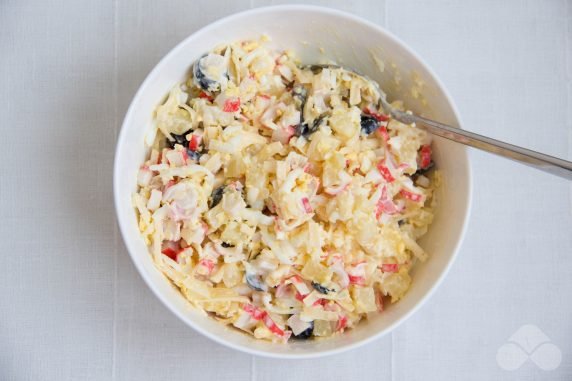 Salad with crab sticks and pineapple: photo of recipe preparation, step 4