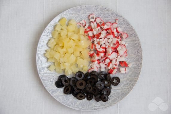 Salad with crab sticks and pineapple: photo of recipe preparation, step 3